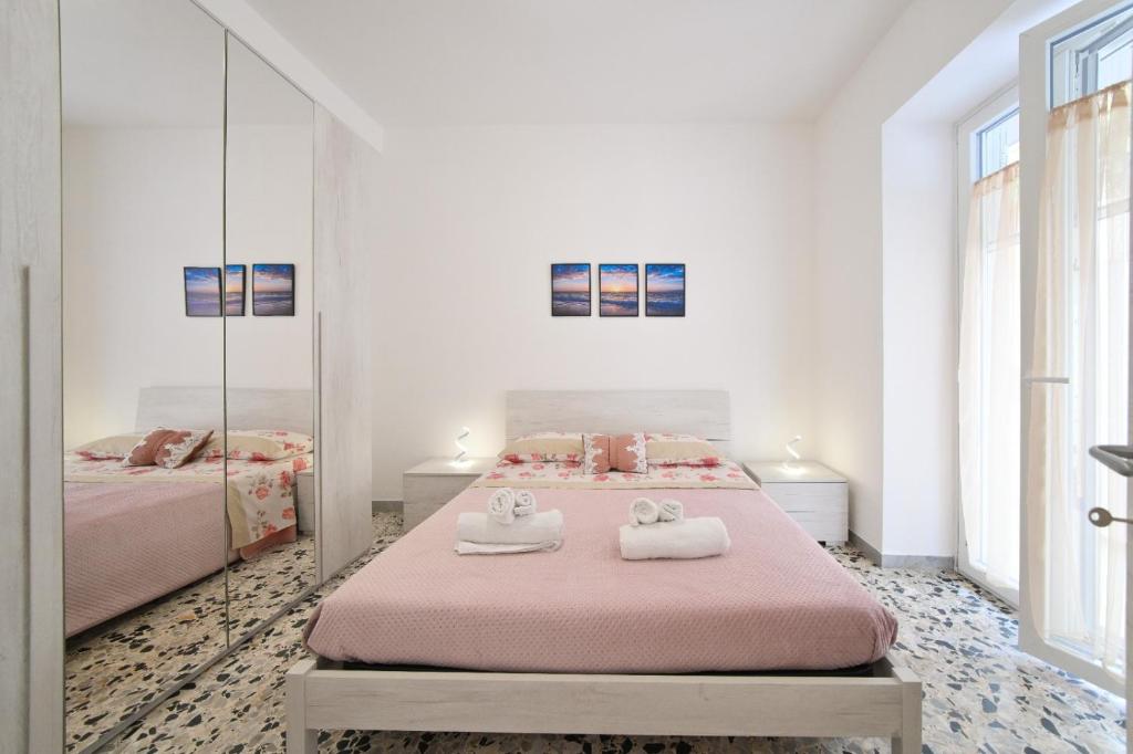 Postel nebo postele na pokoji v ubytování Casa Lulù - Appartamenti Ischia Centro