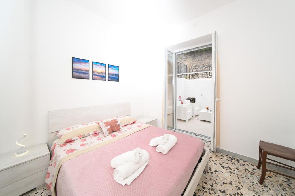 Postel nebo postele na pokoji v ubytování Casa Lulù - Appartamenti Ischia Centro