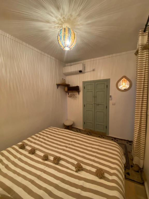 Postel nebo postele na pokoji v ubytování Riad La perle de Bacha