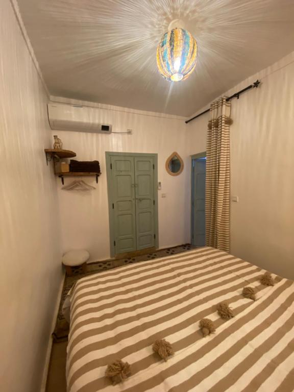 Postel nebo postele na pokoji v ubytování Riad La perle de Bacha