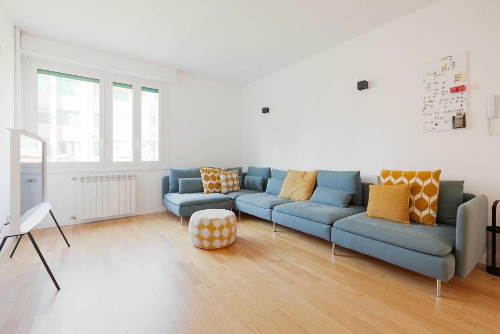 GuestHost - Bright and Modern Apt Milan
