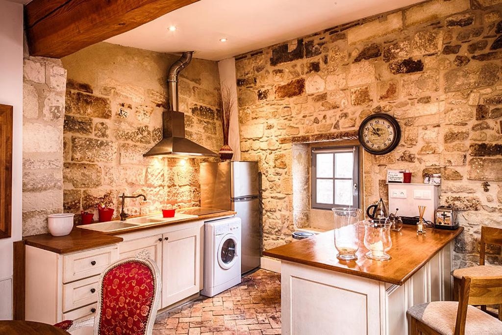 Kuchyň nebo kuchyňský kout v ubytování Maison de Fogasses