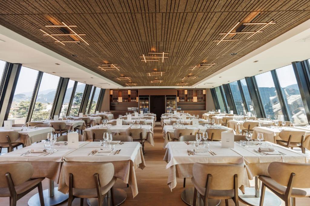 Reštaurácia alebo iné gastronomické zariadenie v ubytovaní Grand Hotel Riva