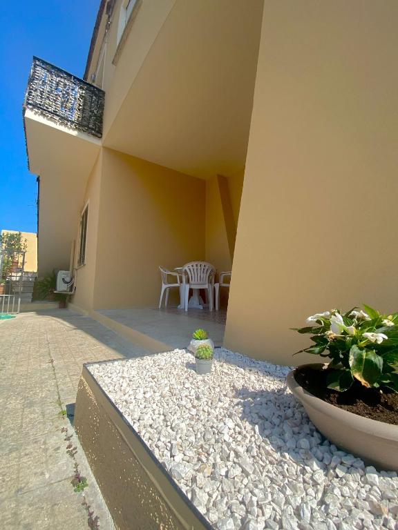 patio domu z dwoma doniczkami w obiekcie Appartamento Olbia w mieście Olbia