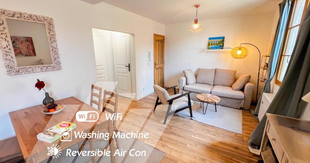 un salon avec un canapé et une table dans l'établissement AC - Hypercenter - Quiet rooftops!, à Avignon