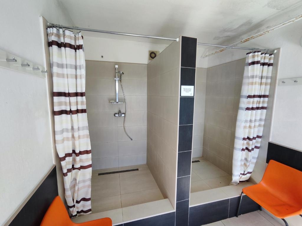 a shower with an orange chair in a bathroom at Yacht Club Bezdrev in Hluboká nad Vltavou