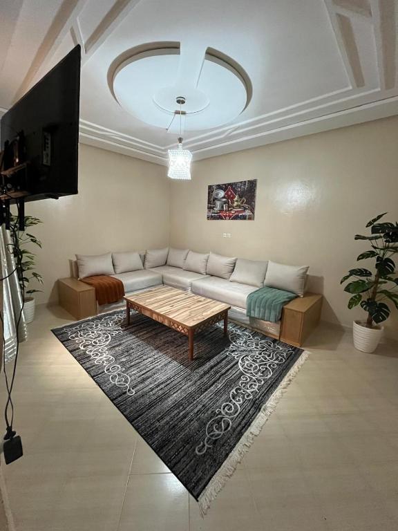 a living room with a couch and a coffee table at Un appartement cosy in Oujda