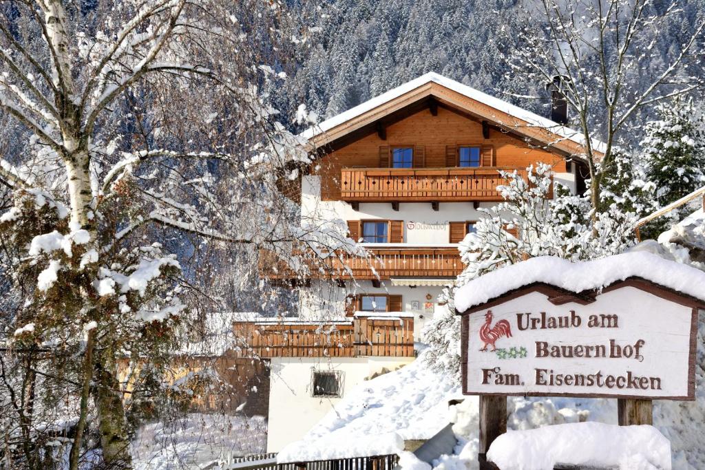 una señal frente a un edificio en la nieve en Stocknerhof, en Bresanona