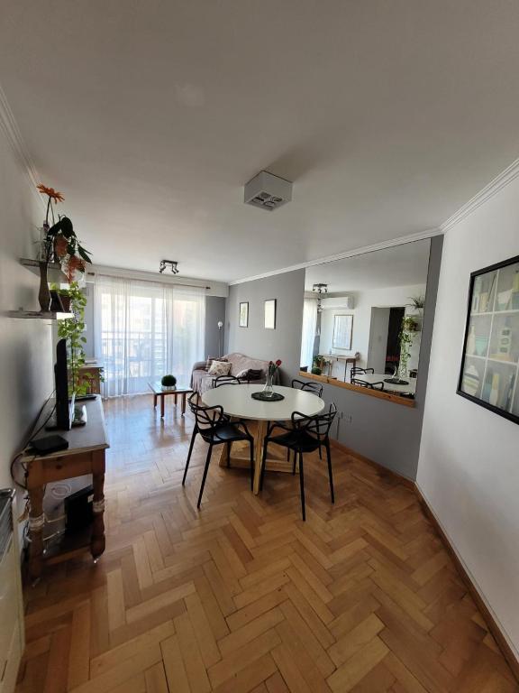 a living room with a table and a kitchen at Departamento Nueva Córdoba RW in Córdoba
