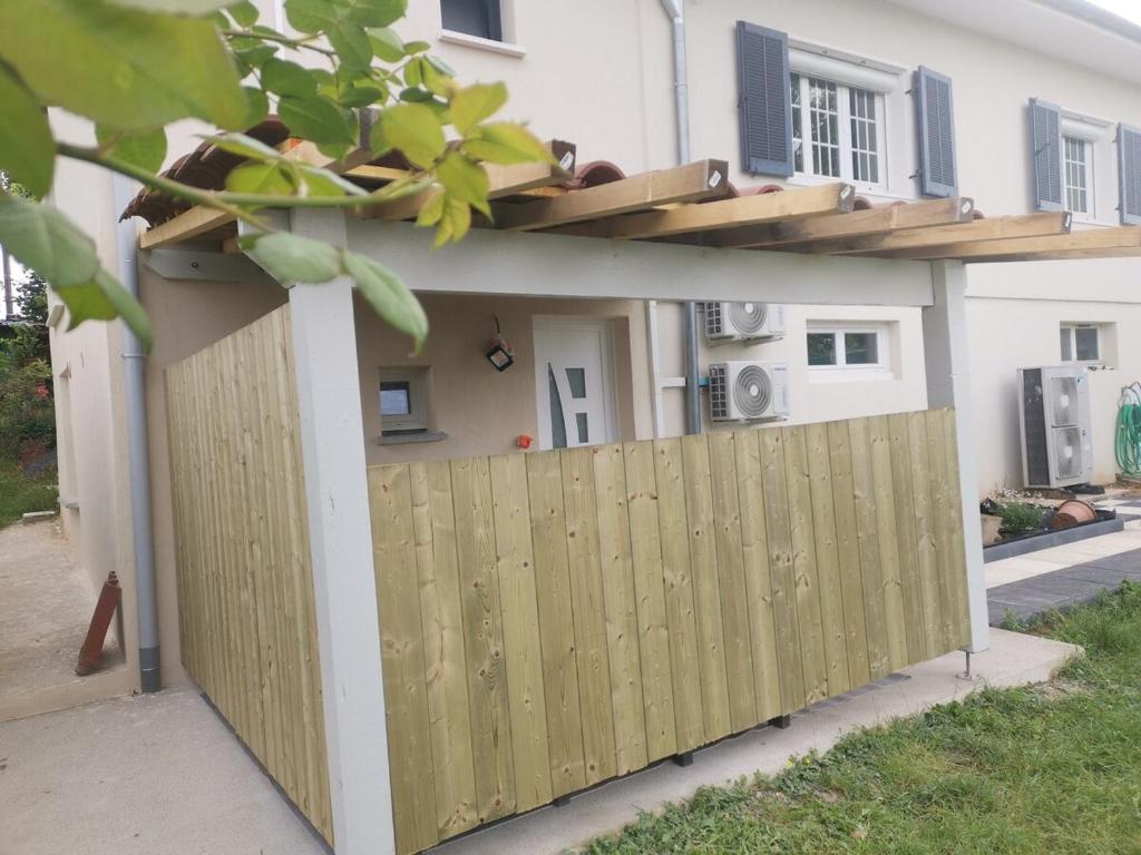 une porte en bois devant une maison dans l'établissement Studio dans maison indépendante, à Lissieu