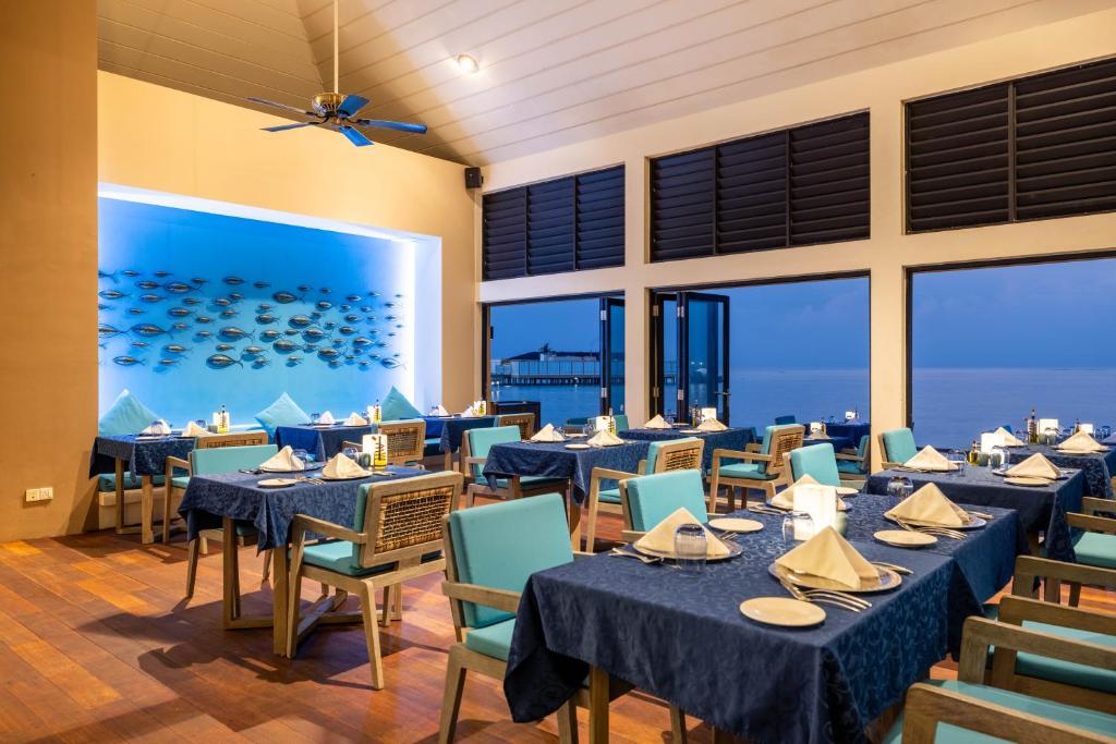 Restaurace v ubytování Angsana Velavaru In-Ocean Villas - Enjoy 2 pax 50 percent off seaplane and 2 times free excursions for 4 nights and above, Book Stay period from18 June to 30 Sep 2025