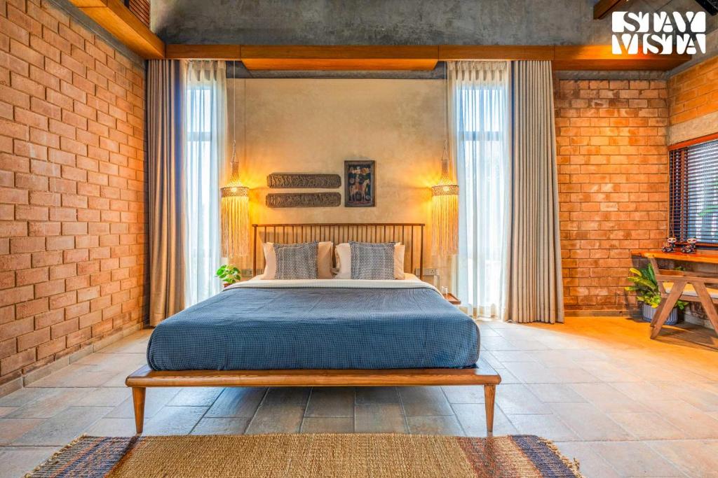 Postel nebo postele na pokoji v ubytování StayVista at Aaranya Villa