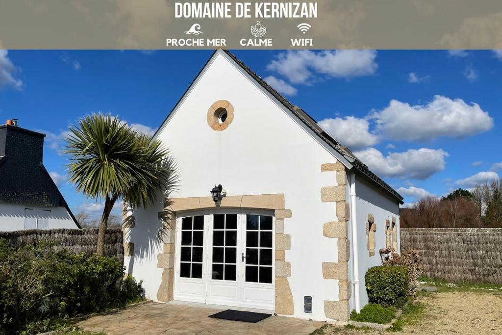 une chapelle blanche avec un toit noir dans l'établissement Domaine de Kernizan, à Plouharnel