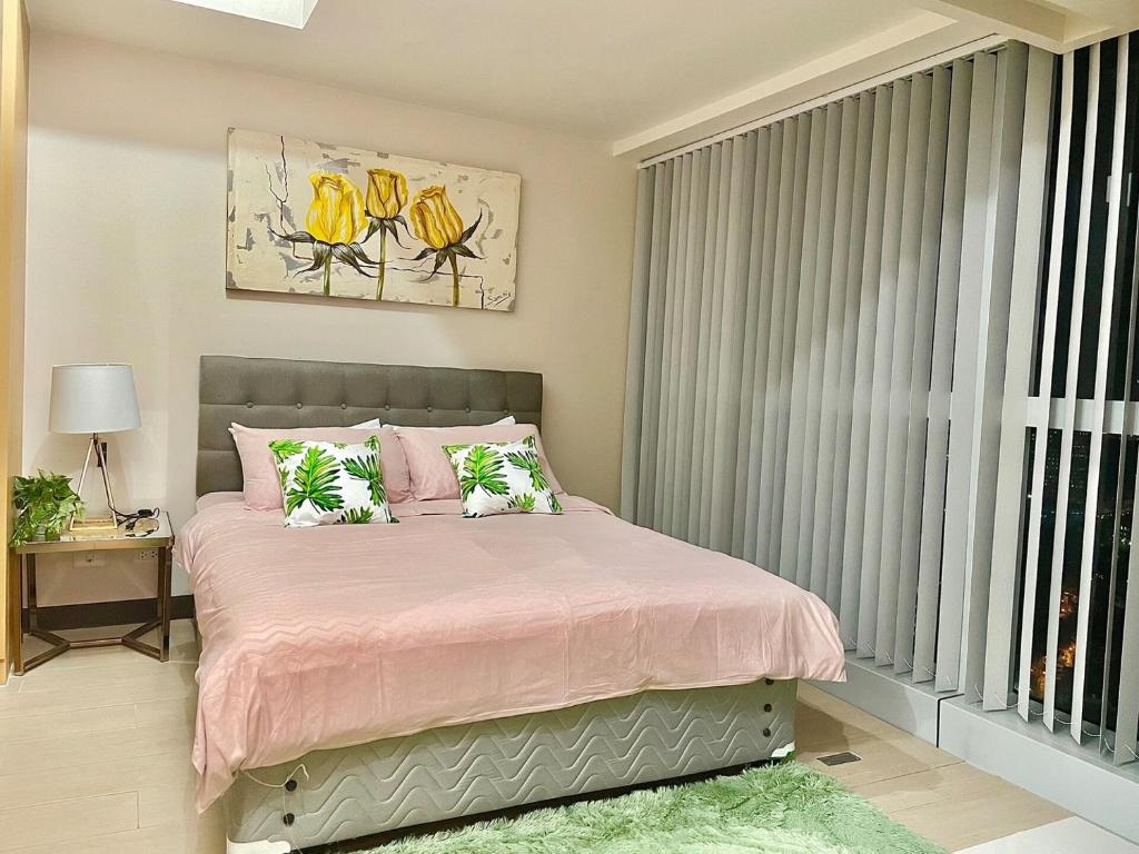 Ένα ή περισσότερα κρεβάτια σε δωμάτιο στο Prime BGC Condo Near Grand Hyatt #upt131q