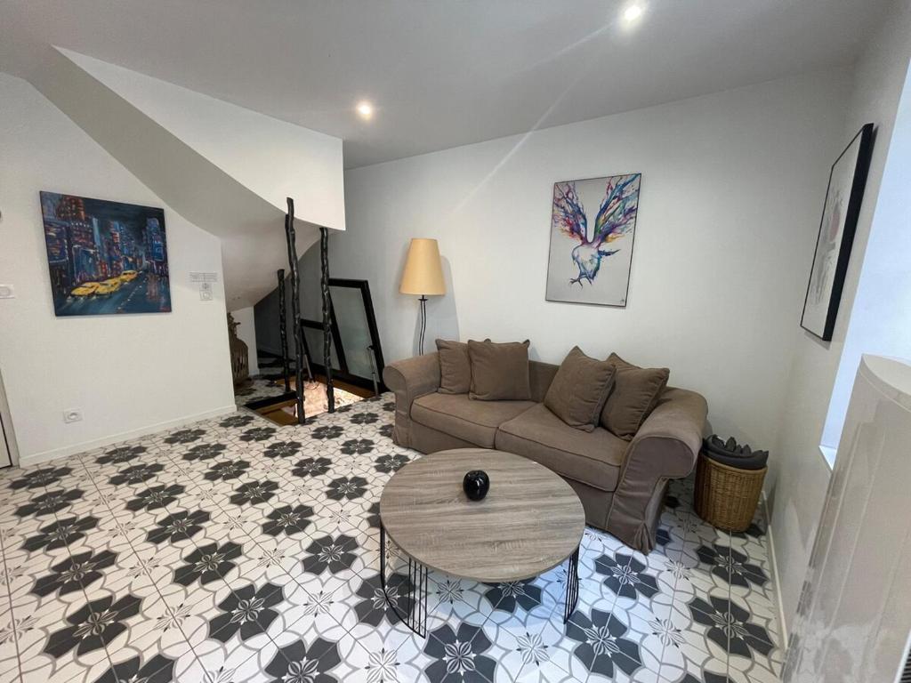 un salon avec un canapé et une table dans l'établissement Beautiful T2 hypercentre private courtyard, à La Rochelle