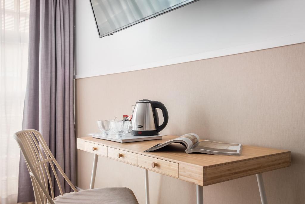 Příslušenství pro přípravu čaje a kávy v ubytování BYPILLOW House