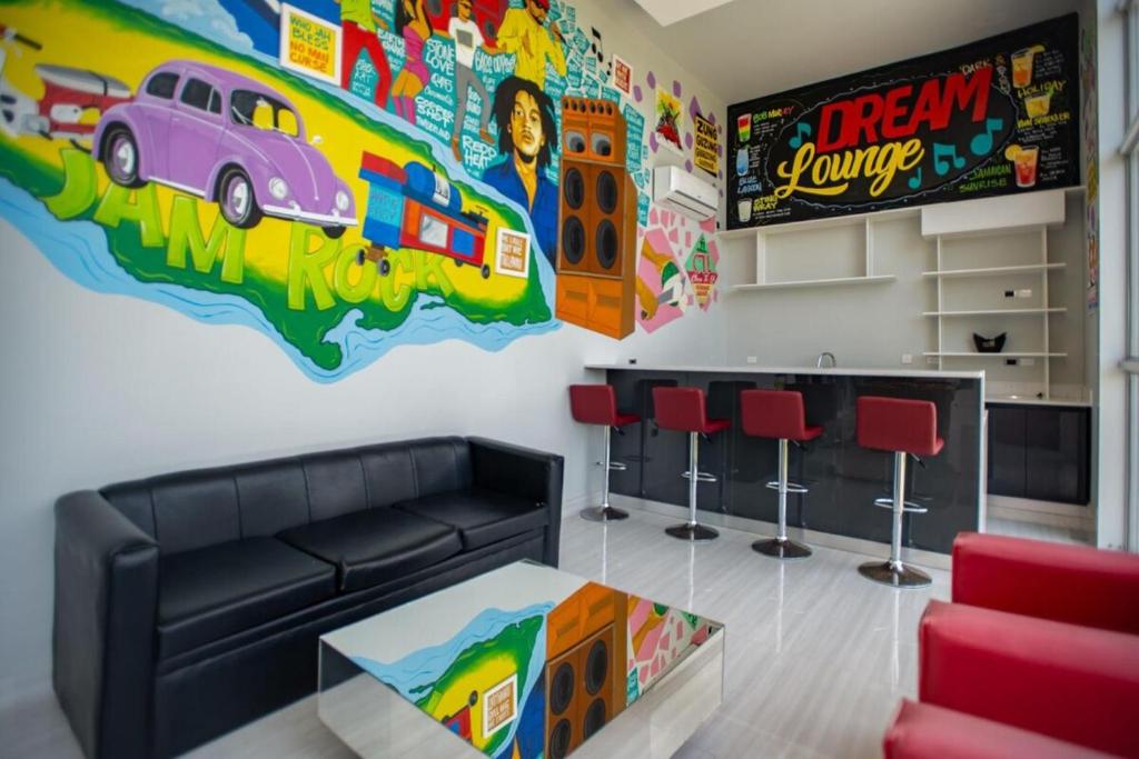 Posezení v ubytování Montego Bay - Dream 36 Apartment - 15mins from Airport