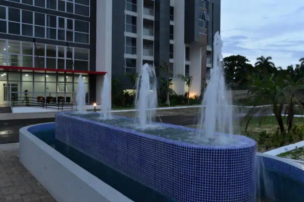 Bazén v ubytování Montego Bay - Dream 36 Apartment - 15mins from Airport nebo v jeho okolí