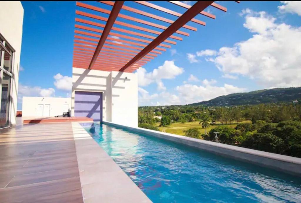 Bazén v ubytování Montego Bay - Dream 36 Apartment - 15mins from Airport nebo v jeho okolí
