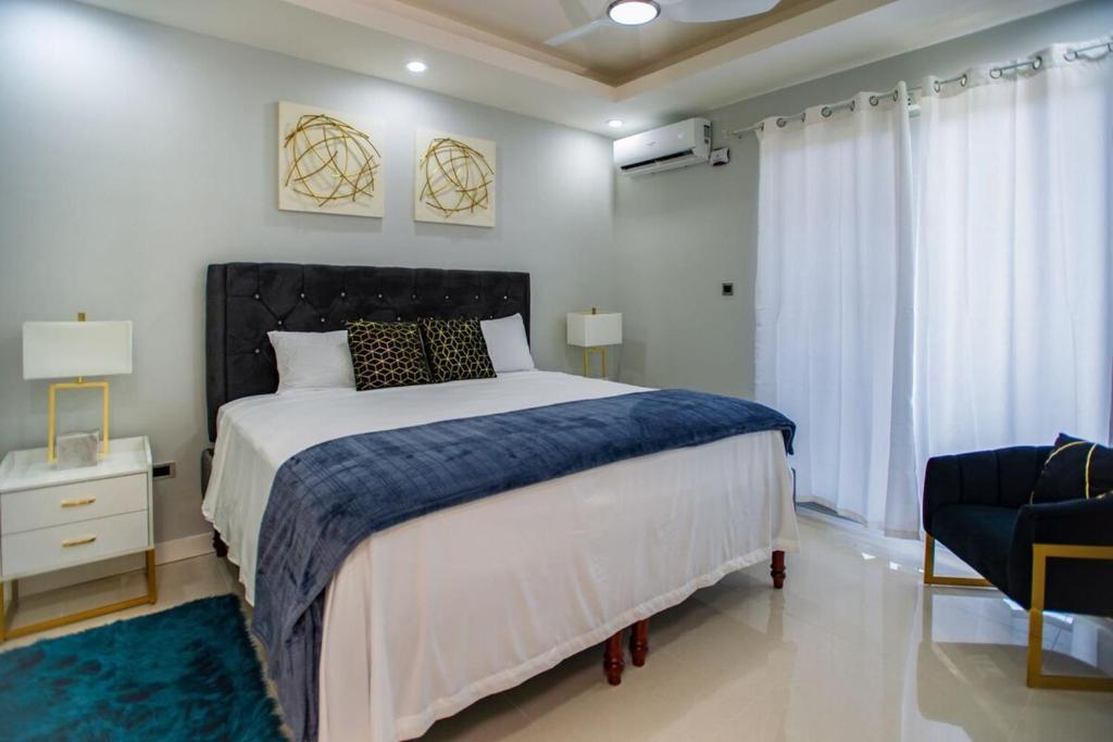 Postel nebo postele na pokoji v ubytování Montego Bay - Dream 36 Apartment - 15mins from Airport