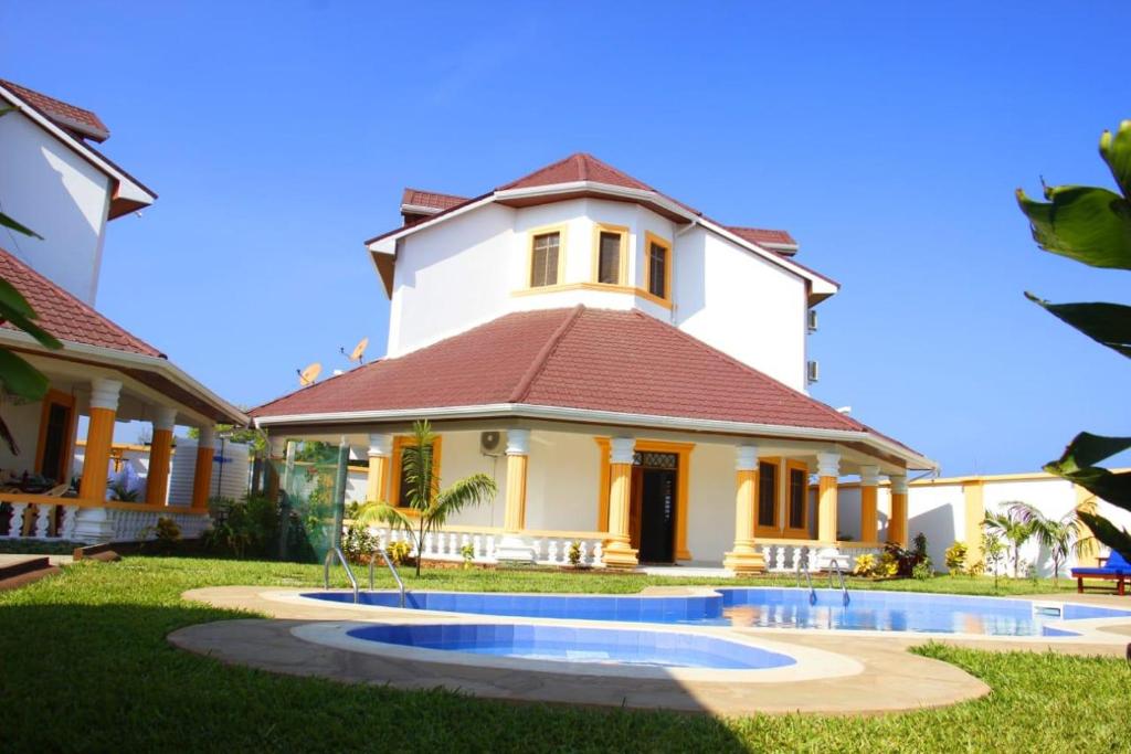 Bazén v ubytování Greenfield Villa D- Diani nebo v jeho okolí