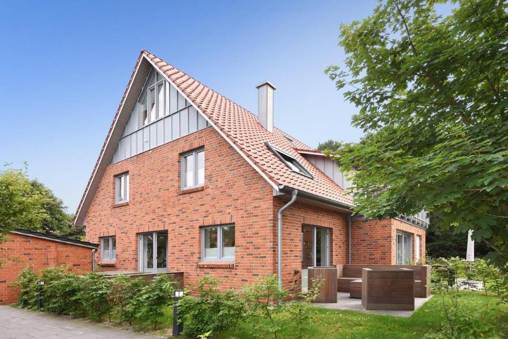 a brick house with a roof on top of it at 'Meerleben' in Langeoog