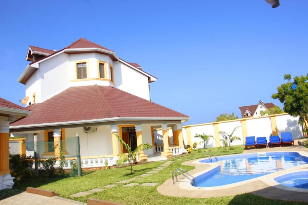 Bazén v ubytování Greenfield Villa D- Diani nebo v jeho okolí