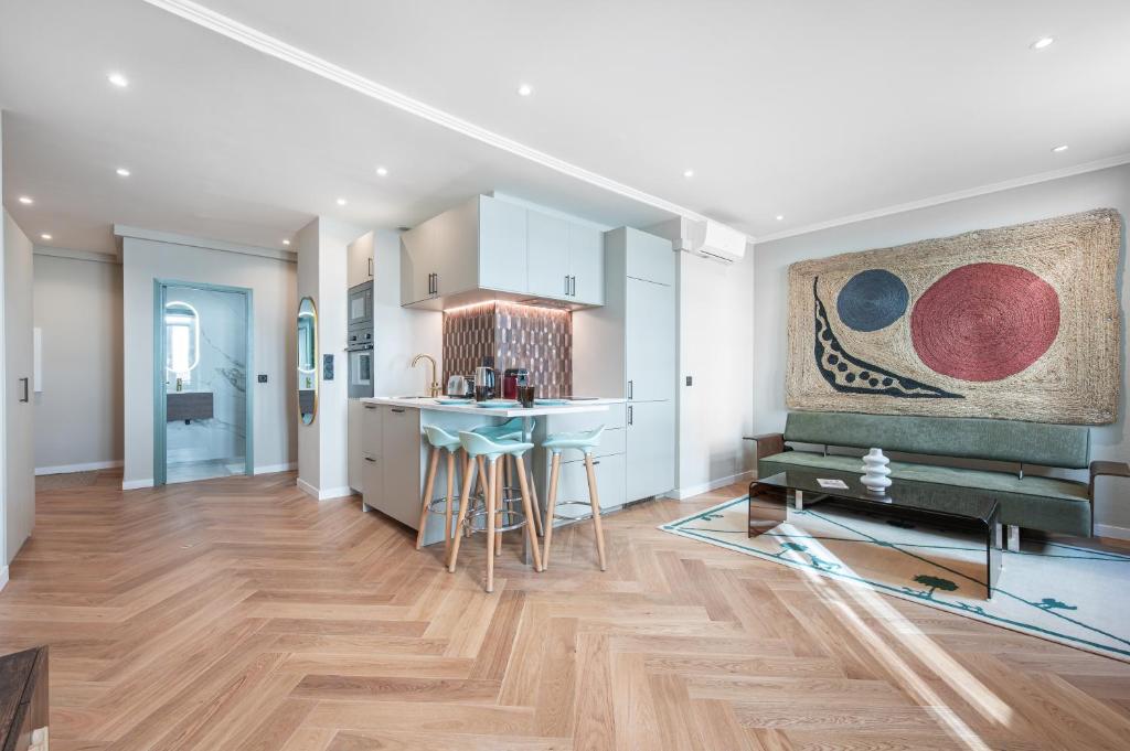 Il comprend une cuisine et un salon avec du parquet. dans l'établissement Bel appartement centre Cannes 1min de la Croisette, à Cannes