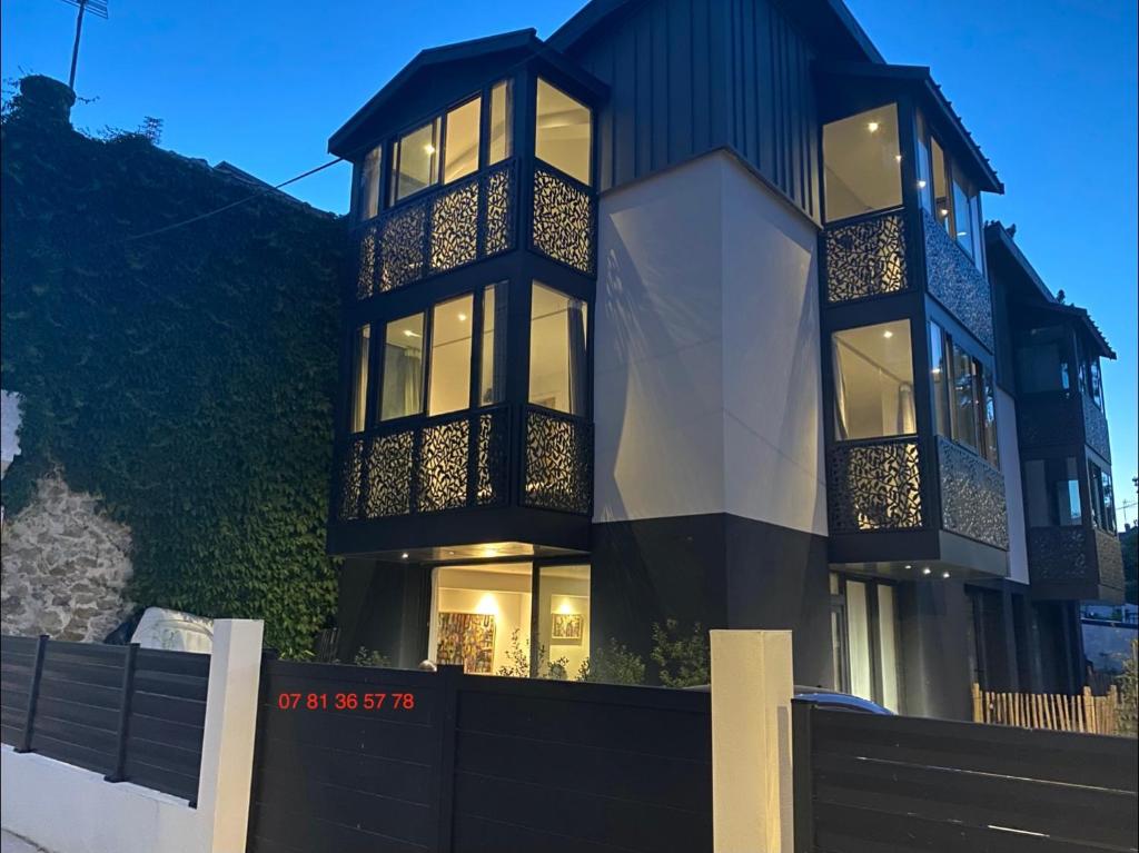 un bâtiment avec un balcon au-dessus dans l'établissement Villa royal, à La Baule