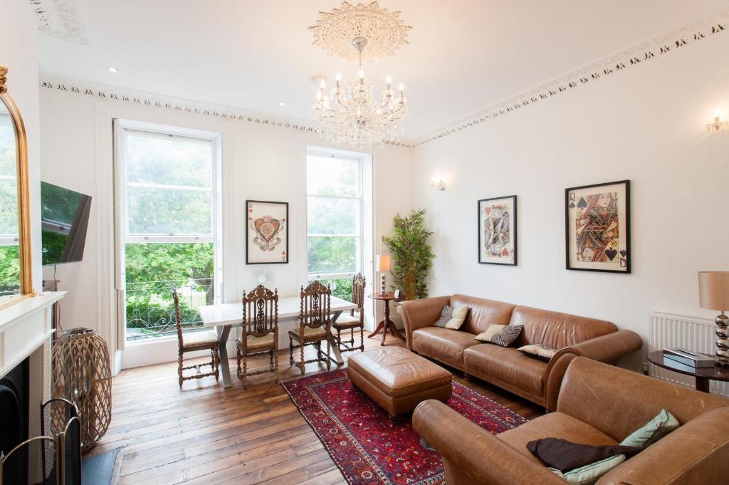 TV/trung tâm giải trí tại Town centre luxury in 21A, 21B and 21C Montpellier Terrace available separately or together, amazing location opposite Montpellier Gardens
