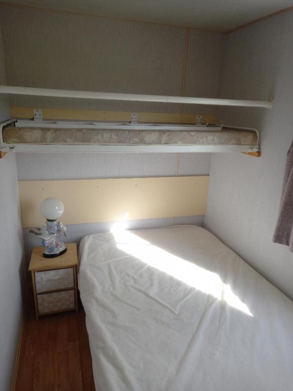 Postel nebo postele na pokoji v ubytování Mobil-home charmant à 10 minutes de la mer