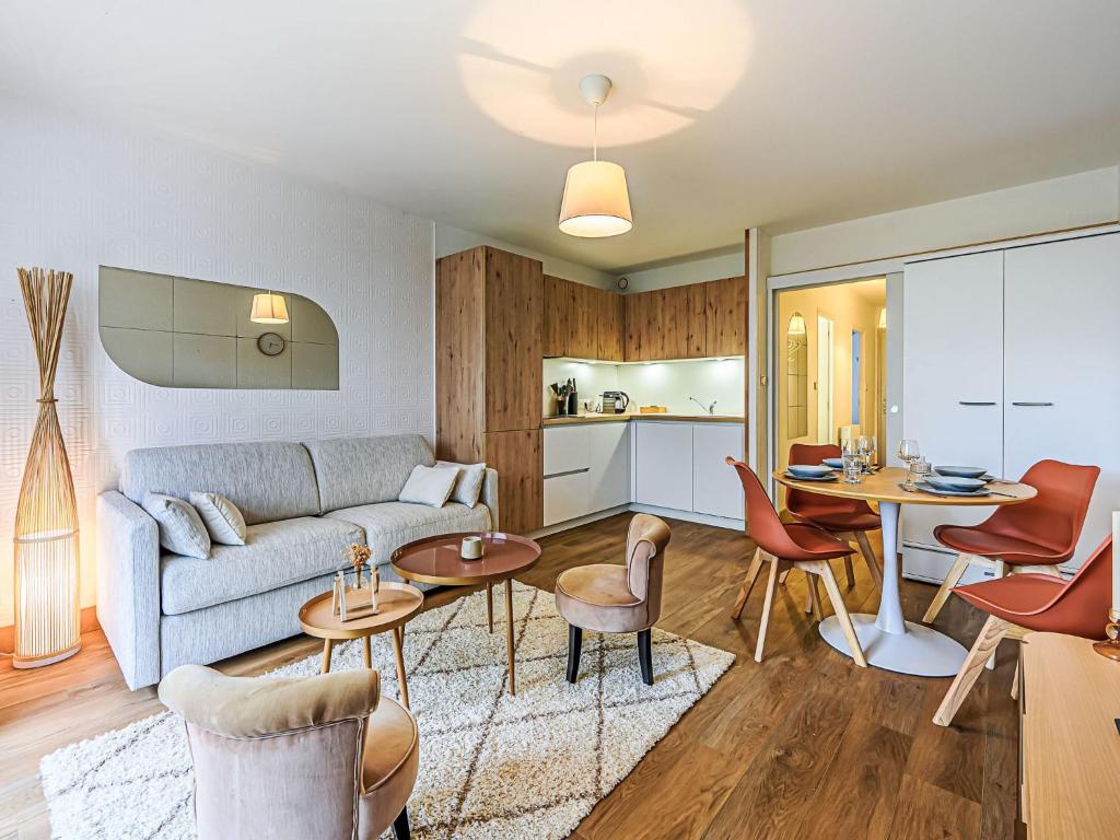 un salon avec un canapé et une table dans l'établissement Studio La Chouetterie by Interhome, à Carnac