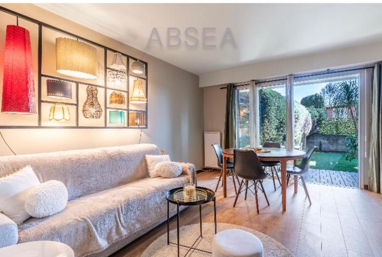 un salon avec un canapé et une table dans l'établissement Studio 4 personnes Belles Terres Nice , piscine, à Nice