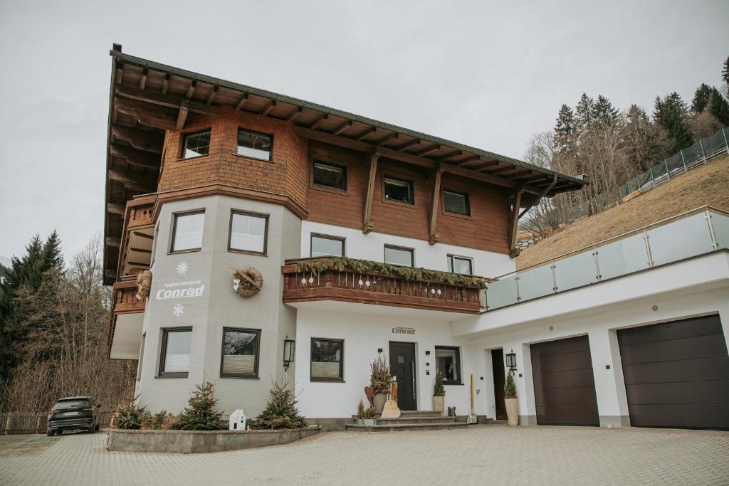 een groot huis met een houten dak bij Appartement Conrad in Saalbach Hinterglemm