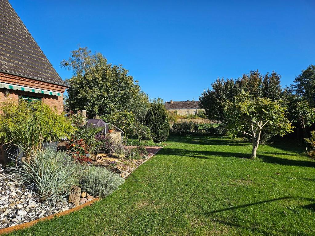 a yard with a garden of plants and trees at Ferienwohnung Am Höpen in Rechlin