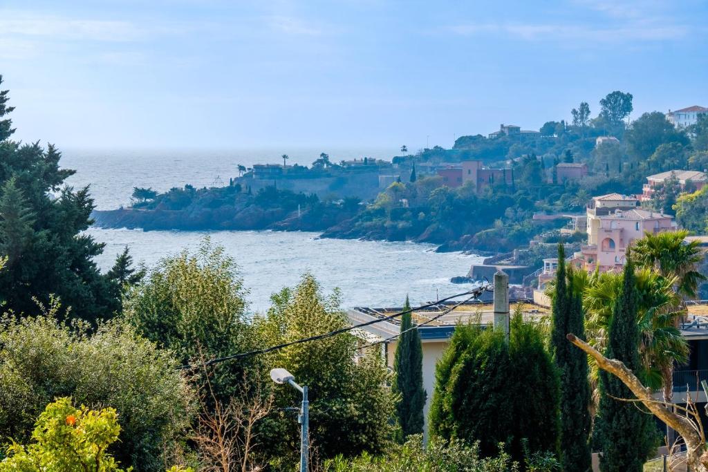 - une vue sur une rivière avec des bâtiments et des arbres dans l'établissement Duplex 2 chambres Golden Sun, à Théoule-sur-Mer