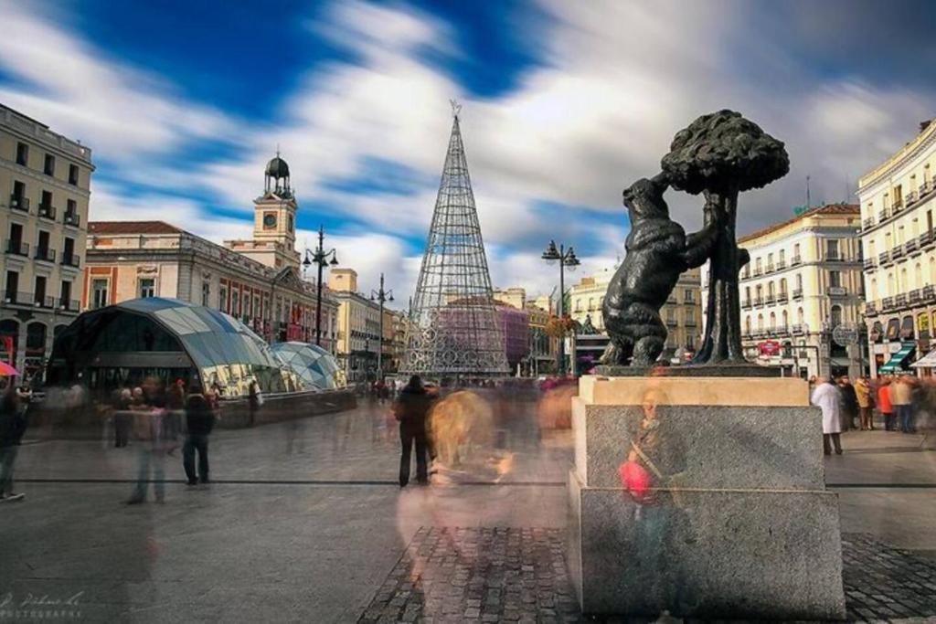 a city with a statue in the middle of a street at Estudio en Sol (G) in Madrid
