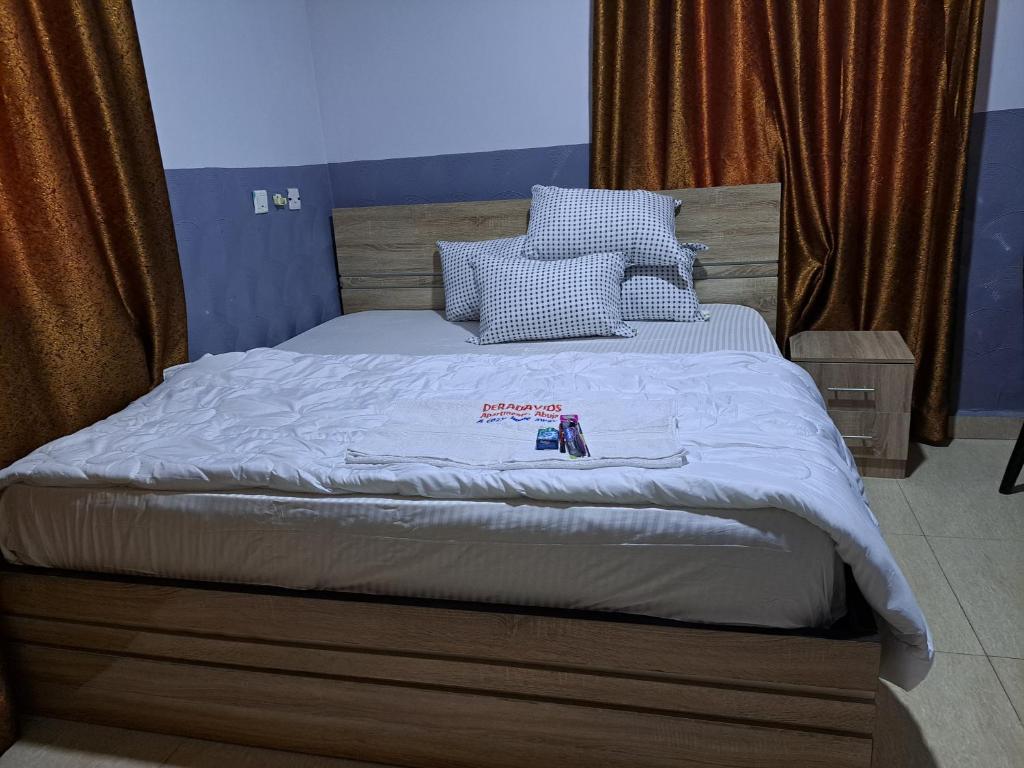 Postel nebo postele na pokoji v ubytování DeraDavids Apartment