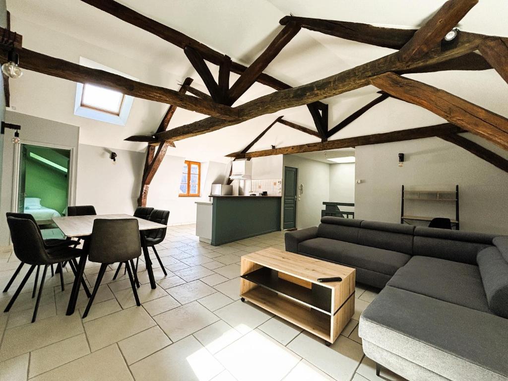 un salon avec un canapé et une table dans l'établissement Résidence Nation, à Bourges