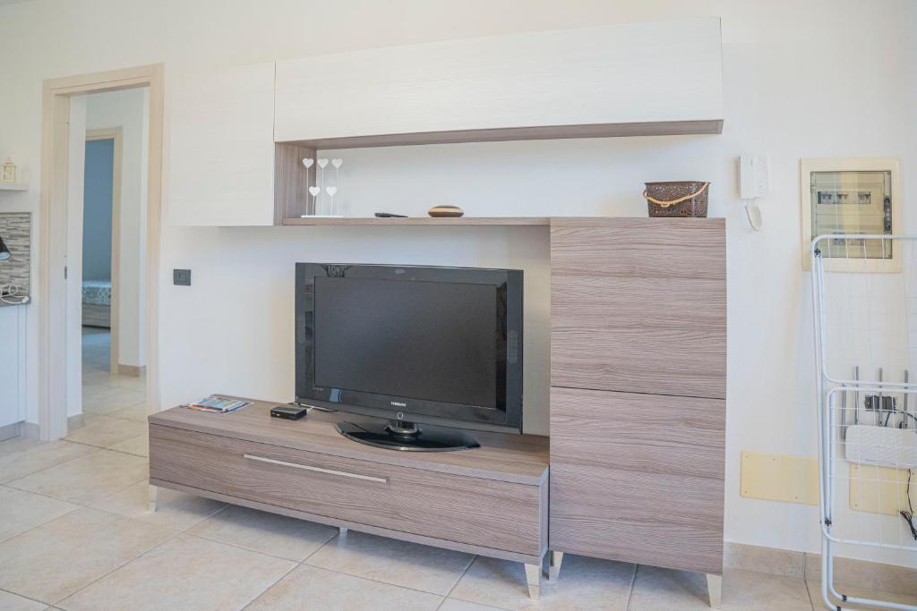 Telewizja i/lub zestaw kina domowego w obiekcie 065 - VILLA LETIZIA, Elegante 2 PISCINA e Natura, 10 minuti da MARE e SPIAGGIE