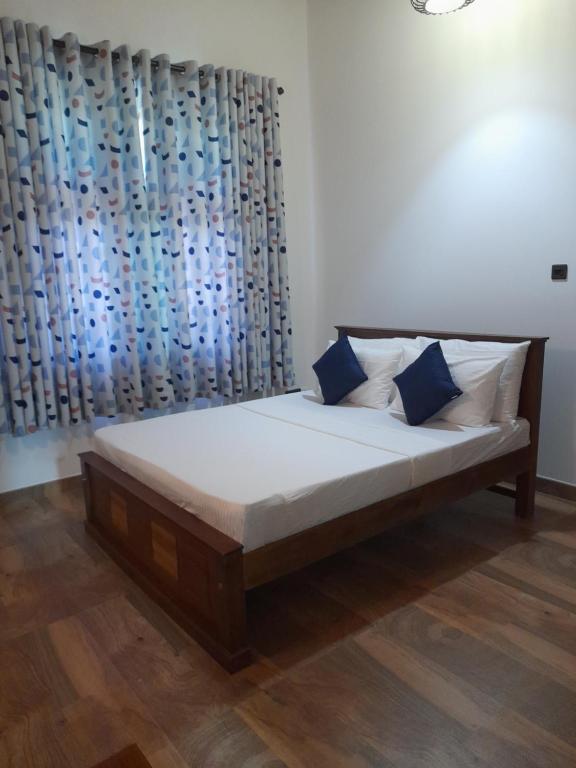 Postel nebo postele na pokoji v ubytování Airport A4 Travelers Lodge - Free Airport Pick Up & Drop 24HRS - Wi-Fi unlimited