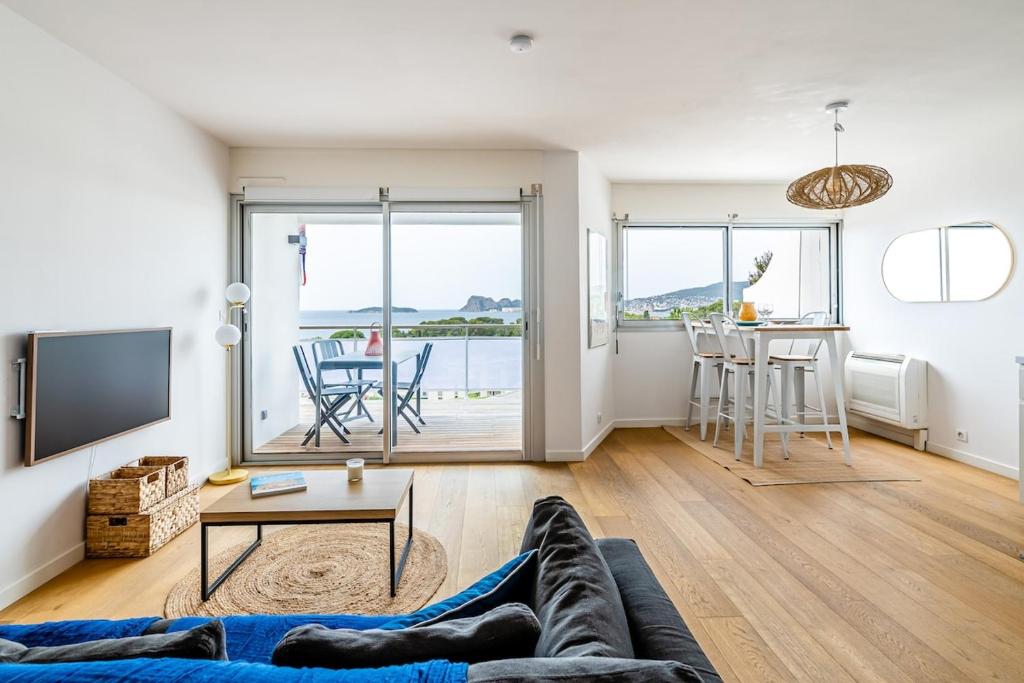 un salon avec un canapé et une table dans l'établissement Le grand bleu, à La Ciotat