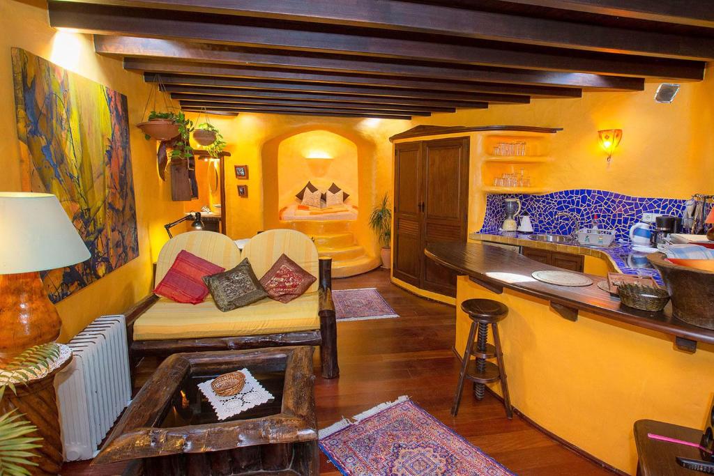 a living room with a couch and a kitchen at NIRO - Sauna, beheizter Pool, Billiard Tisch, Tischtennis in Tías