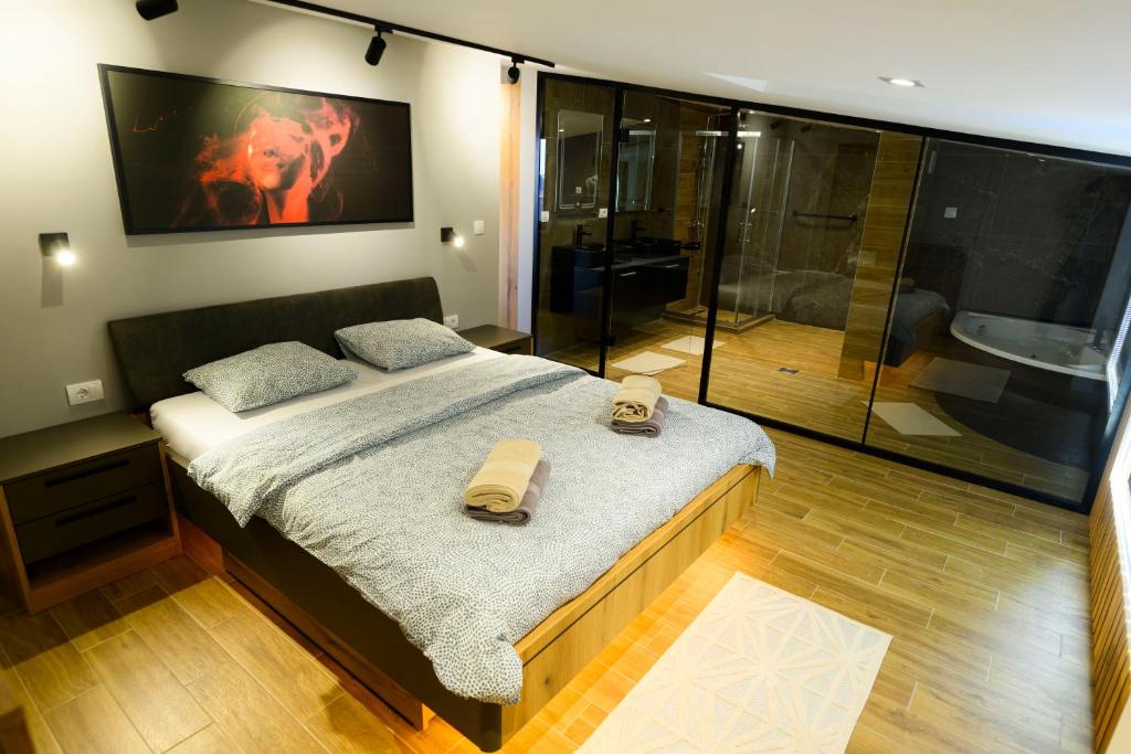 Postel nebo postele na pokoji v ubytování Premium L&L Apartments Modern Designer Stay with Spa Vibe