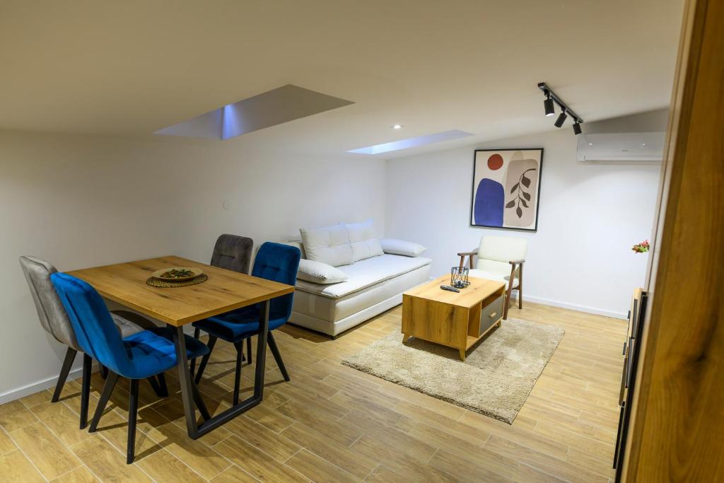 Postel nebo postele na pokoji v ubytování Premium L&L Apartments Modern Designer Stay with Spa Vibe