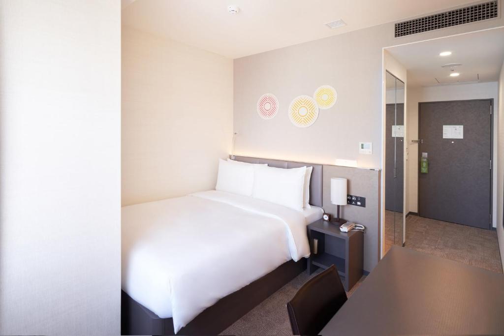 Postel nebo postele na pokoji v ubytování Holiday Inn & Suites Shin Osaka by IHG