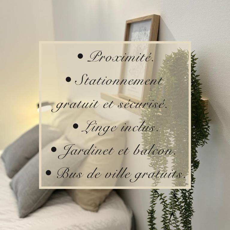 un panneau suspendu sur un mur à côté d'un lit dans l'établissement Rental house Niort center, à Niort