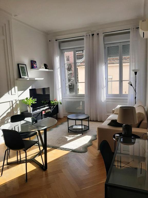 - un salon avec un canapé et des tables dans l'établissement Haussmannien rénové et climatisé, Centre de Lyon, à Lyon