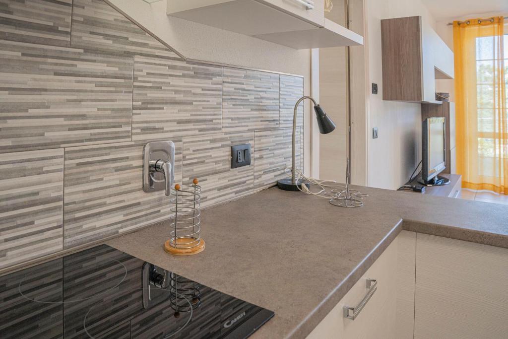 Kuchnia lub aneks kuchenny w obiekcie 065 - VILLA LETIZIA, Elegante 2 PISCINA e Natura, 10 minuti da MARE e SPIAGGIE