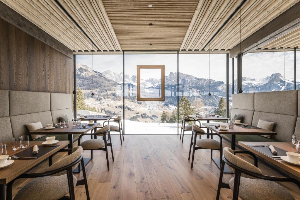 Nespecifikovaný výhled na hory nebo výhled na hory při pohledu z hotelu